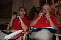 Virsien soitto huuliharpuilla on kurinalaisempaa kuin tanssimusiikin. Mäntyharjun urkuparvella Pertti Lehto tapailee jo sävelmää, mutta Juhani Niskanen odottaa vielä ohjeita sunnuntaina 9.8.2009 olevaan radiointimessua varten.